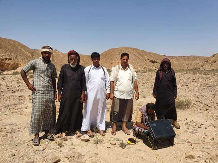 مكتب مياه الريف بالمهرة يجري دراسات جيوفيزيائية في مناطق الصحراء لتلبية حاجتها من المشاريع