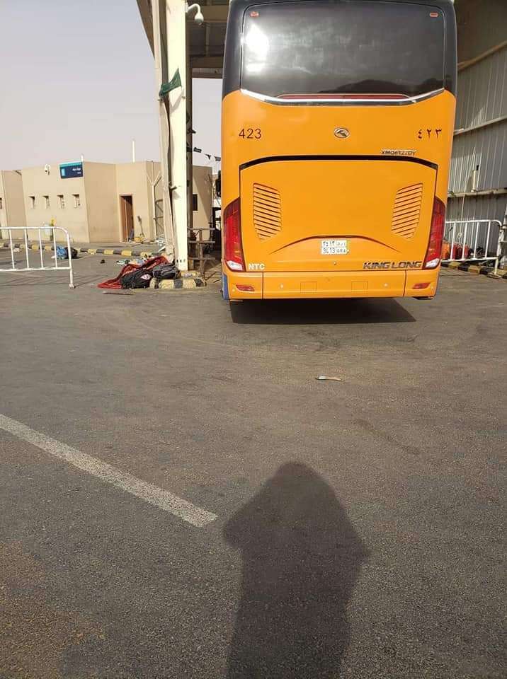 القبض على سائق باص حاول تهريب السجائر إلى السعودية و حجز المسافرين القبض على سائق باص حاول تهريب السجائر إلى السعودية و حجز المسافرين