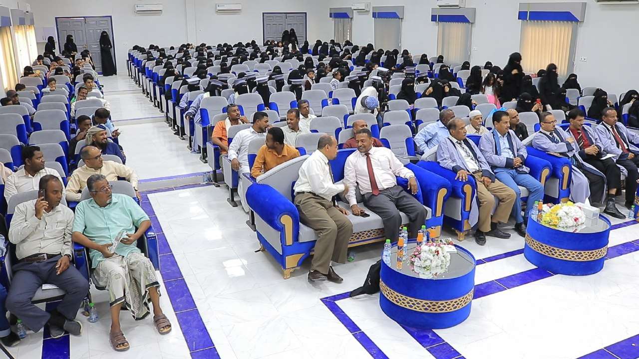تخرج 15 طالبة من برنامج الدبلوم العالي في الإرشاد الأسري بجامعة سيئون تخرج 15 طالبة من برنامج الدبلوم العالي في الإرشاد الأسري بجامعة سيئون