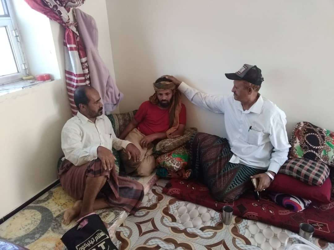 رئيس القيادة المحلية بانتقالي حالمين يزور المناضل الشاب المريض عدنان محمد أحمد إلى منزله