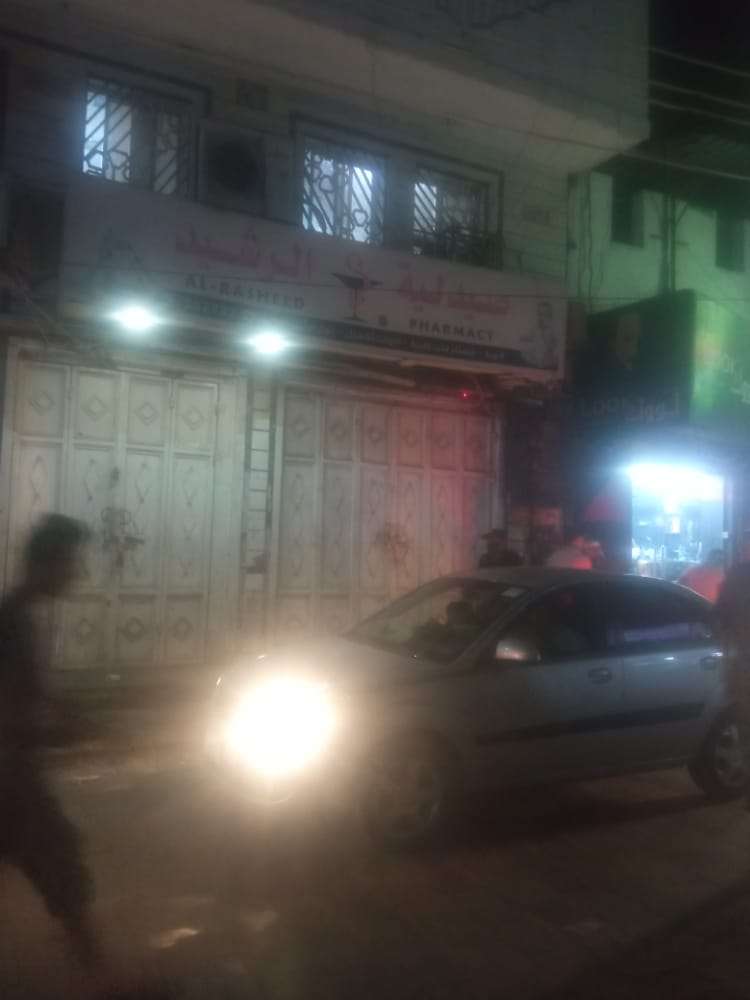قوة أمنية تغلق صيدلية في عدن (صورة)