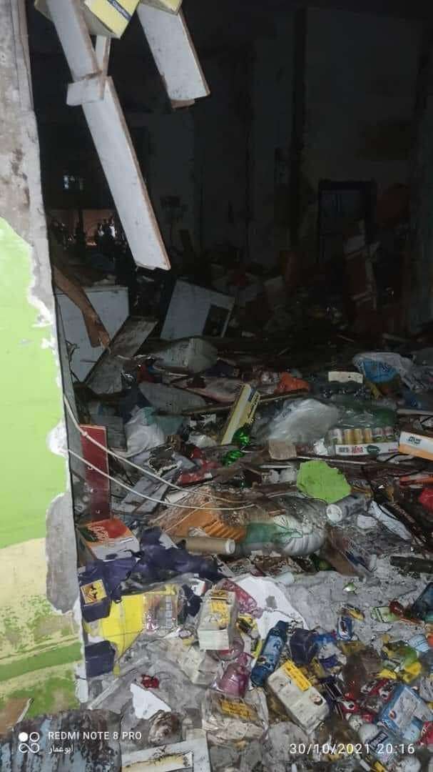 هكذا تحول أحد المحال التجارية جراء استهداف البوابة الخارجية لمطار عدن الدولي(صورة مؤثرة)