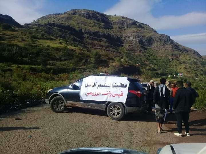 محتجون يقطعون خط تعز_عدن لهذا السبب