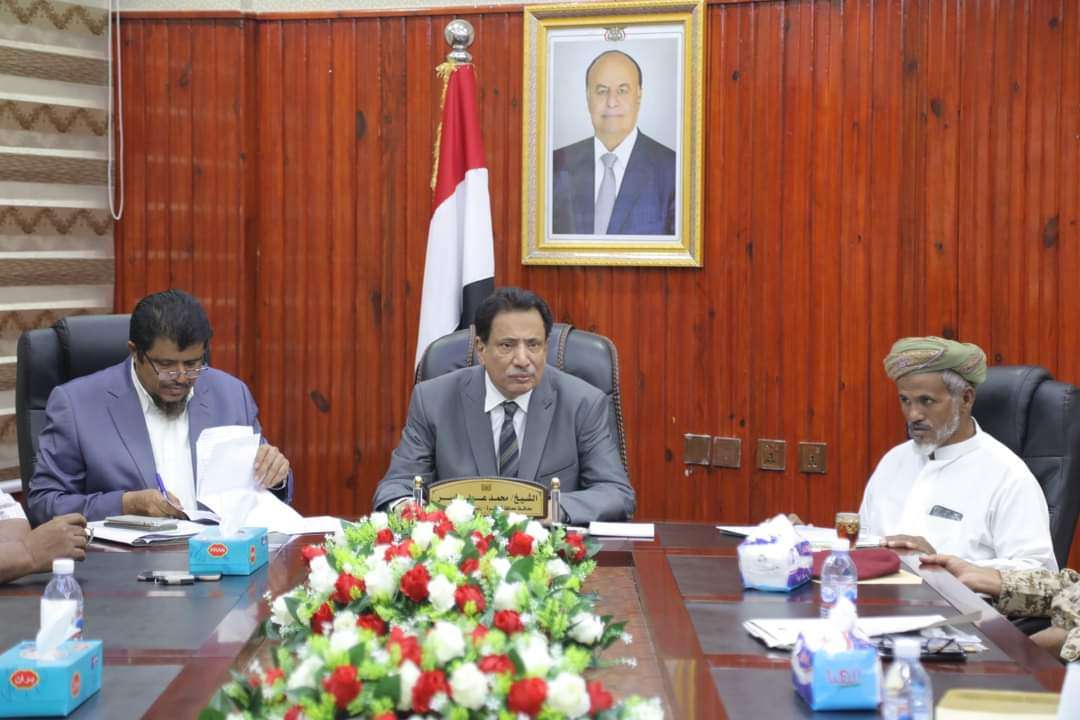محافظ المهرة يترأس اجتماعاً لتنظيم وتطوير أداء جمرك شحن وضبط الاختلالات ومكافحة التهريب