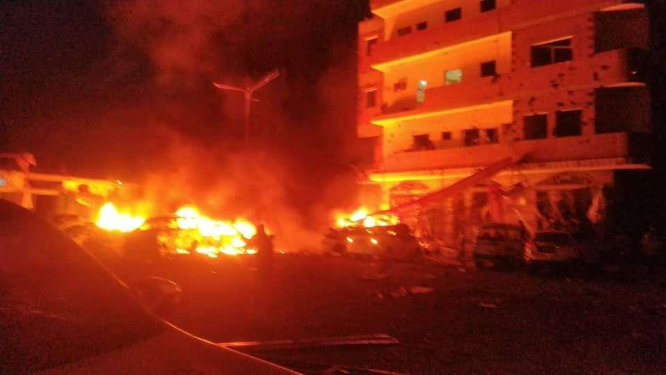 عاجل: شاهد لحظة انفجار السيارة المفخخة امام البوابة الخارجية لمطار عدن الدولي(فيديو) عاجل: شاهد لحظة انفجار السيارة المفخخة امام البوابة الخارجية لمطار عدن الدولي(فيديو)