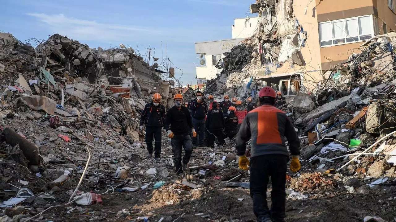حصيلة زلزال تركيا تصل الى 100 قتيل وانتشال طفلة على قيد الحياة