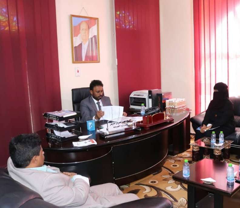 الشيخ بن حبريش يطلع على ترتيبات اقامة معرض الكتاب الثاني لمؤسسة الخريجين