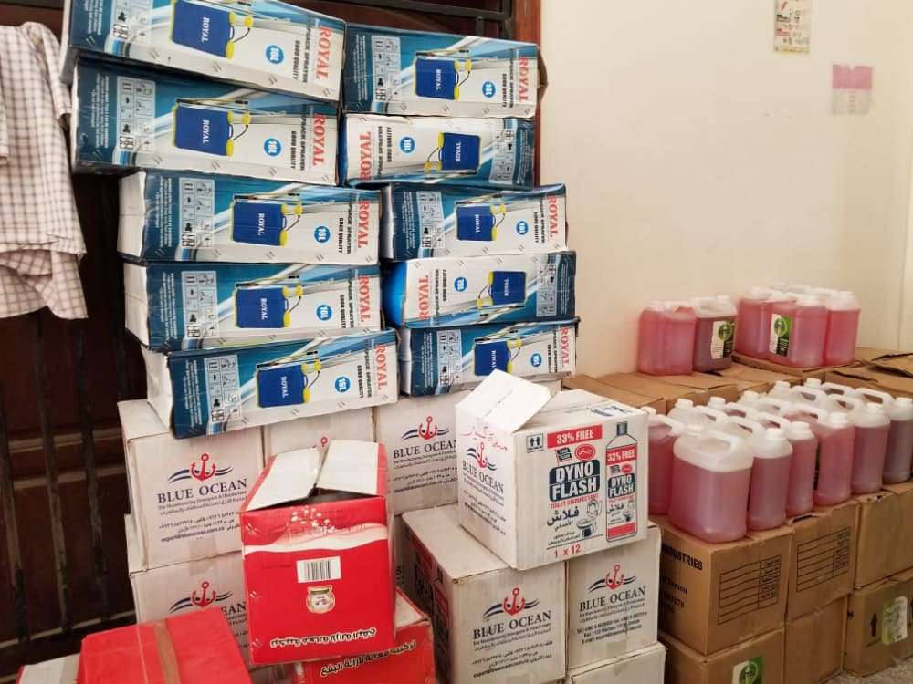 منظمة كير تقدم مجموعة من مواد النظافة والتعقيم لكلية العلوم الإدارية عدن