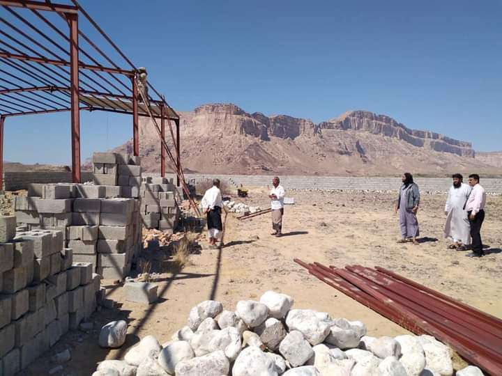 حبتور يتفقد العمل في مشروع اول مصنع استثماري بمديرية الروضة .