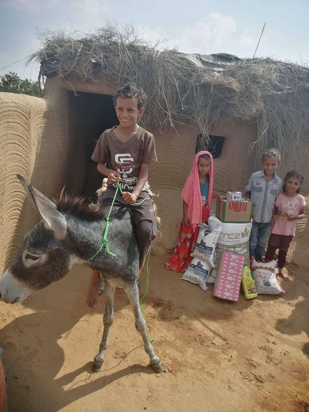 خبر سار للطفل الذي بكى على حماره المتوفي بحرض