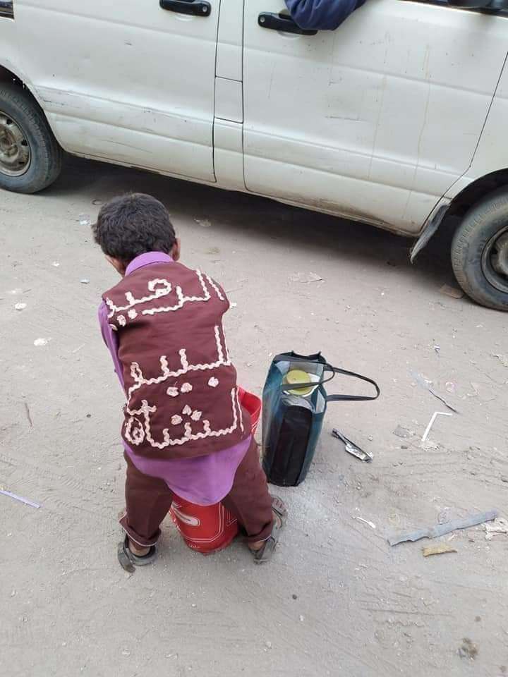 شاهد الطفل الذي أثقل ظهره بحمولة تفوق سنه في عدن ( صور)
