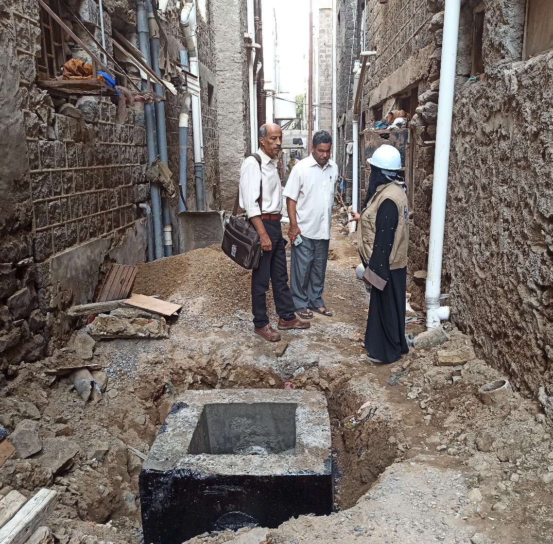 مدير صيرة يتفقد سير عمل مشروع تأهيل الممرات الخلفية بالمديرية