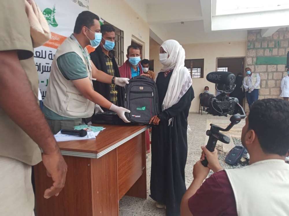 توزيع 3466 حقيبة مدرسية في بروم ميفع بحضرموت