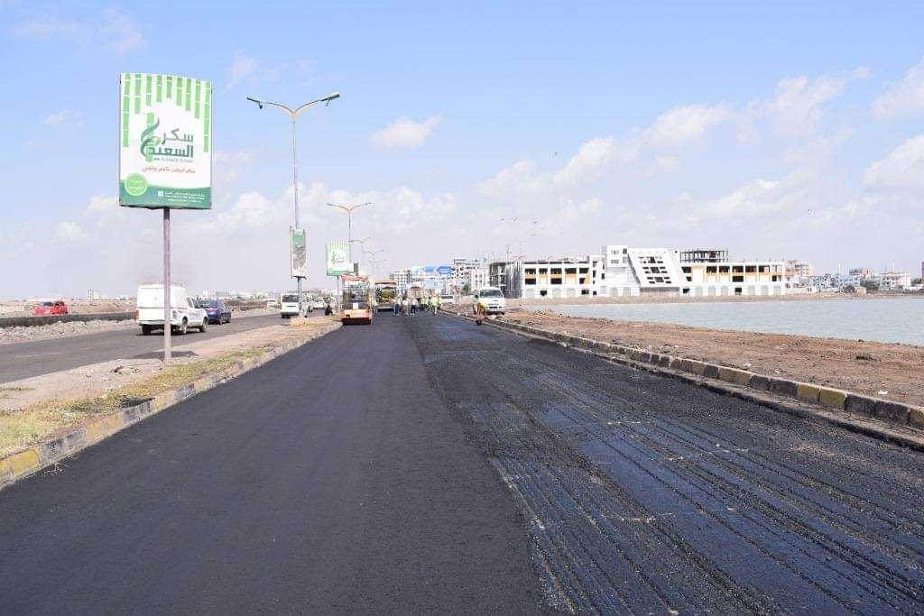 تصادم عدد من السيارات يتسبب بتوقف الحركة بالطريق البحري بعدن