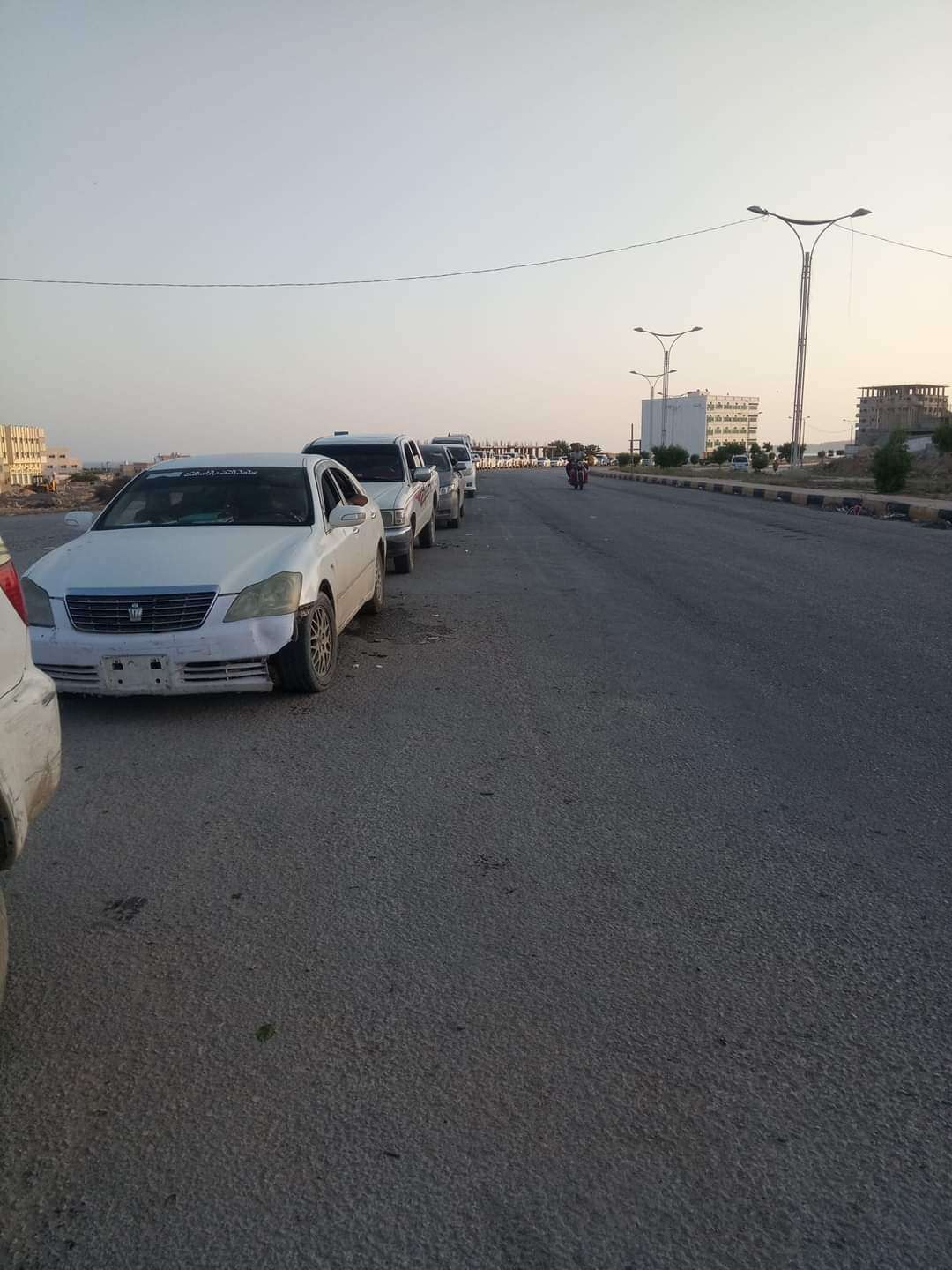 يحدث الآن : طوابير كبيرة للسيارات أمام محطات البترول بالمكلا(صورة )