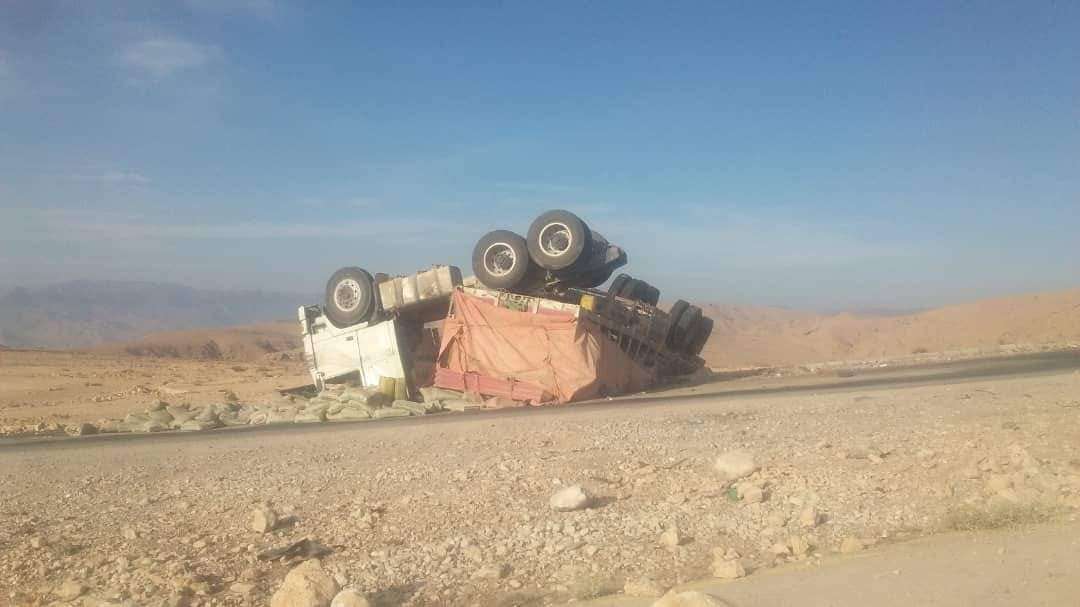 إنقلاب شاحنة محملة بالاسمنت في حضرموت(صور)