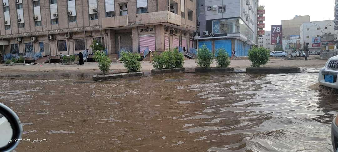 لليوم الثالث على التوالي .. مياه الأمطار تحاصر شارع رئيسي في عدن لليوم الثالث على التوالي .. مياه الأمطار تحاصر شارع رئيسي في عدن
