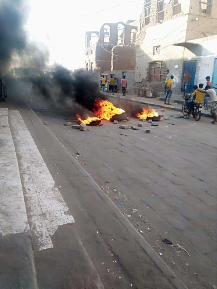 بالصور.. اندلاع ثورة الجياع في لحج ودعوات للانتفاضة بكل المحافظات