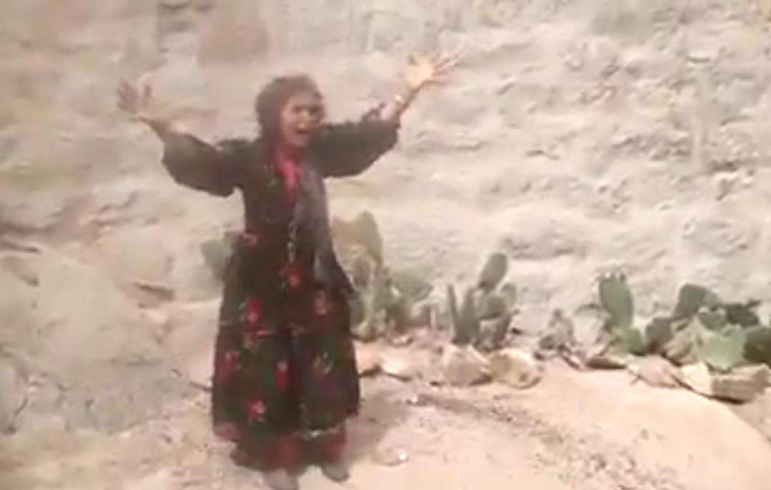 صورة مؤثرة.. لمواطنة بالشقب تبكي رحيل رفيقتها بلغمٍ أرضي في تعز