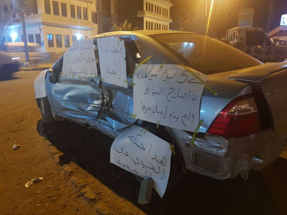 حُطمت سيارته بسبب طقم عسكري .. وهكذا كان رده !