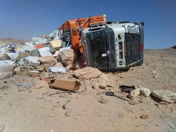 صورة وحدث .. انقلاب شاحنة كبيرة في حضرموت