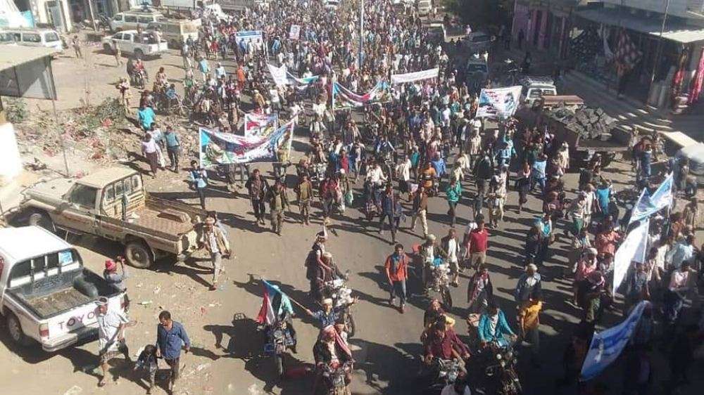 أبناء الضالع يتظاهرون لتفويض القيادات الأمنية للقيام بمهامهم وملاحقة العصابات المسلحة