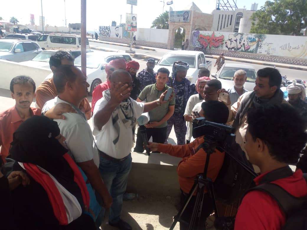 اهالي حضرموت ينفذون وقفة احتجاجية بسبب تردي الأوضاع والمطالبة بفتح المطار