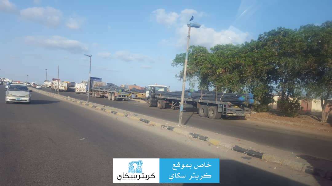 بالصور .. احتجاز عشرات القواطر في عدن
