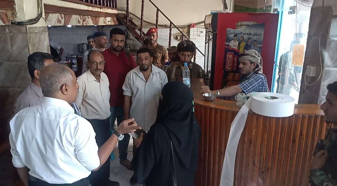 مدير البريقة يؤكد باتخاذ إجراءات رادعة بحق المحال التجارية المتخلفة عن سداد الرسوم السنوية مدير البريقة يؤكد باتخاذ إجراءات رادعة بحق المحال التجارية المتخلفة عن سداد الرسوم السنوية