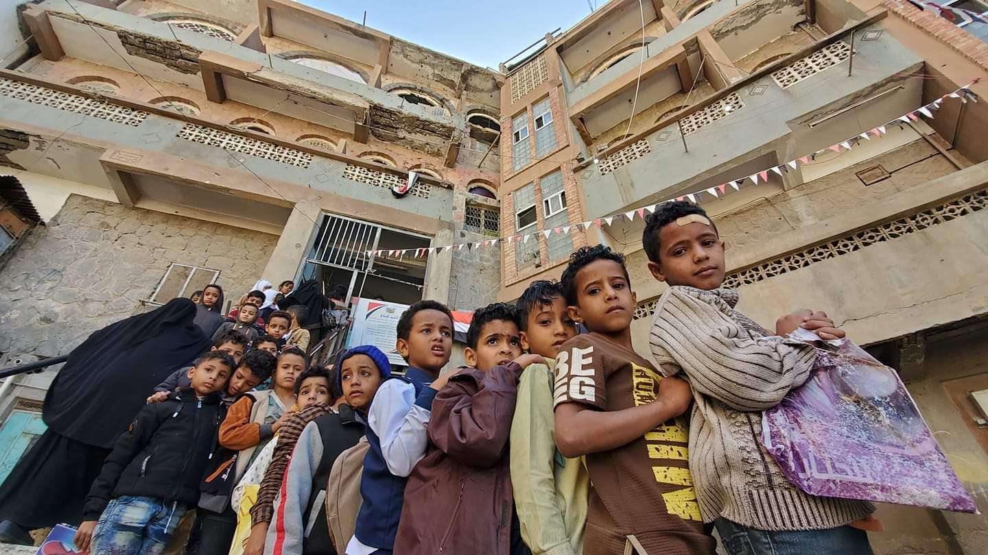 طلاب مدرسة بتعز يتلقون تعليمهم في أحد الفنادق المدمرة