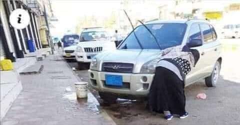 صورة امرأة تقوم بمسح سيارات المارة بعدن تثير مواقع التواصل الإجتماعي