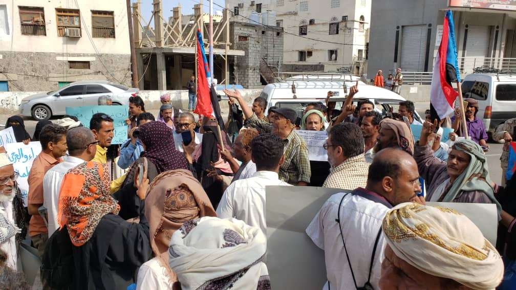 رفضاً لقرار المحافظ.. وقفة احتجاجية في عدن