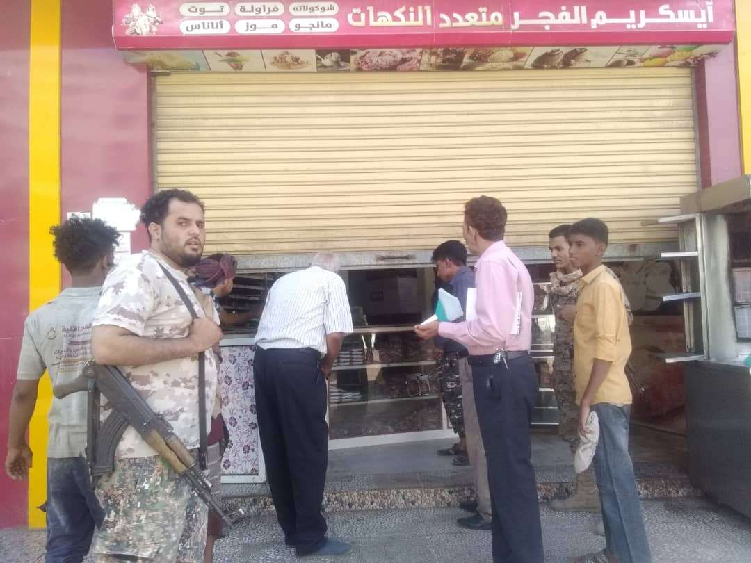 مكتب الصناعة والتجارة بمنصورة عدن يغلق خمسة أفران لمخالفتها تسعيرة بيع الروتي