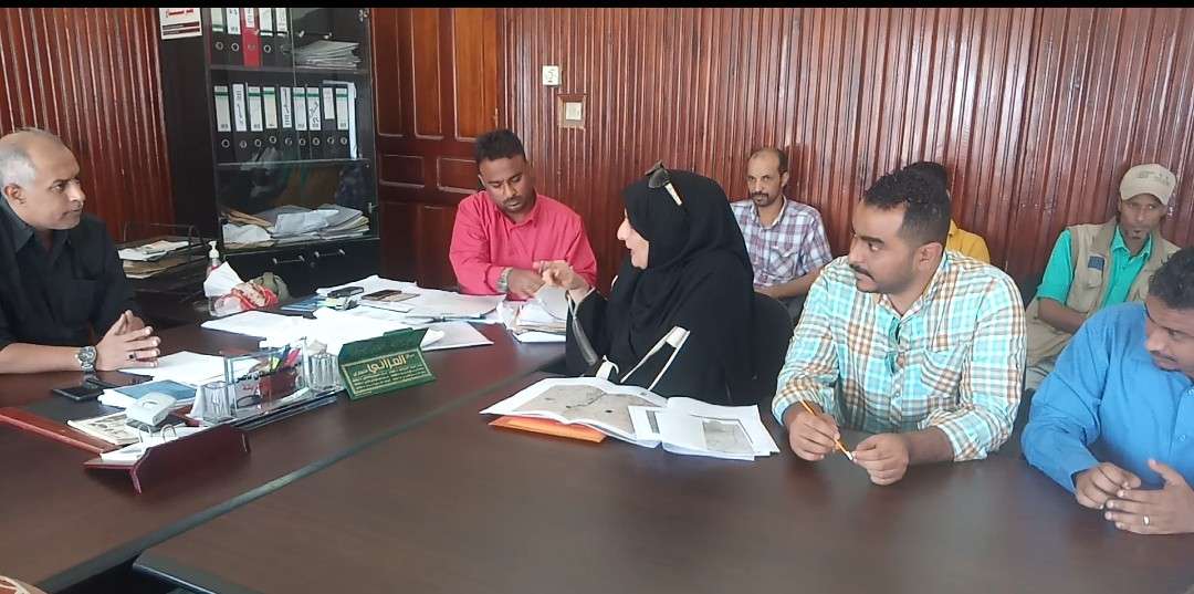 بكلفة أكثر ( 260 ) ألف دولار.. مدير البريقة يناقش تنفيذ مشروع إعادة تأهيل خط الضخ بين محطتي الصرف الصحي الشرطة وكود النمر