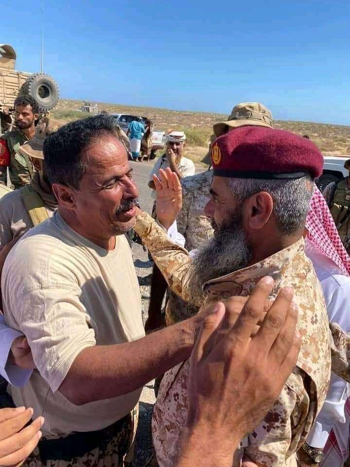 تعرف على الصورة الأكثر إنتشاراً تجمع قائد قوات الشرعية والمجلس الانتقالي الجنوبي في أبين