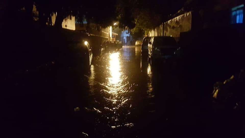 فيما الوضع تحت السيطرة : صور أولية.. هطول أمطار في عدن فيما الوضع تحت السيطرة : صور أولية.. هطول أمطار في عدن