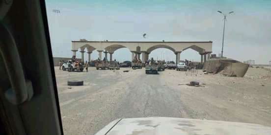 نقطة العلم على مدخل عدن تحتجز عدد من المسافرين القادمين من الشمال نقطة العلم على مدخل عدن تحتجز عدد من المسافرين القادمين من الشمال