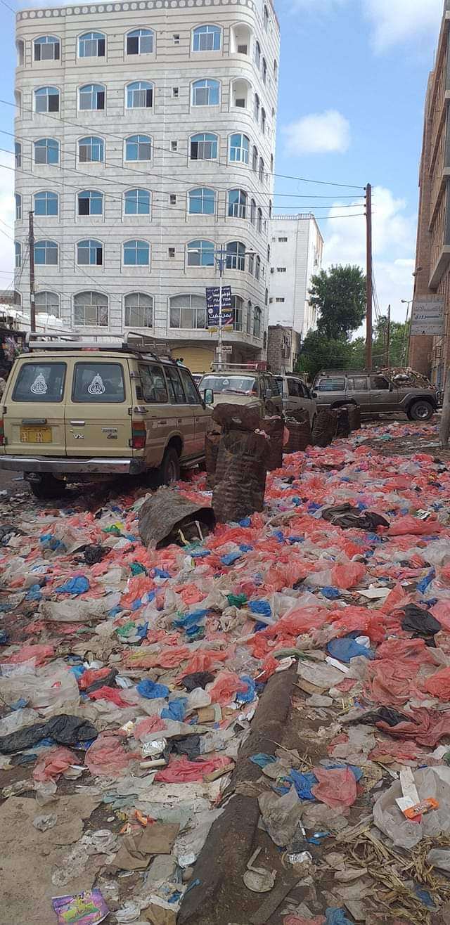 صورة وحدث .. أكوام القمامة تحاصر فرزة الهاشمي بعدن