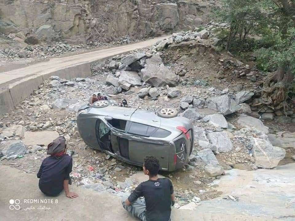 عاجل :حادث مروري مروع في الطريق الرابط بين مدينتي عدن وتعز(صور)