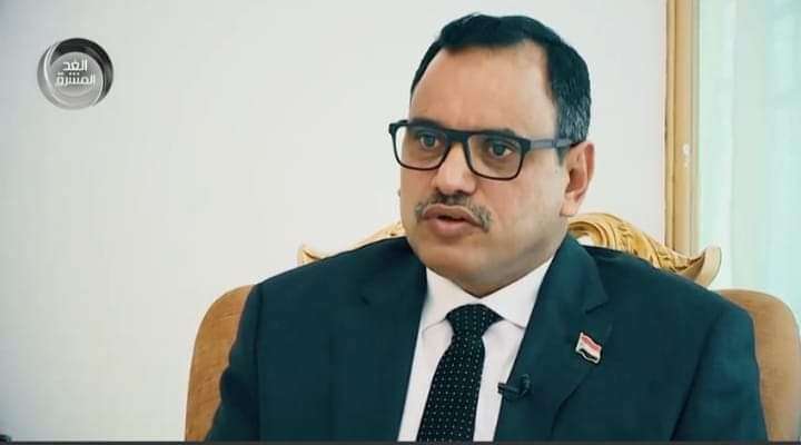 شاهد بالصورة وزير بالحكومة الجديدة يحمل علم الجنوب