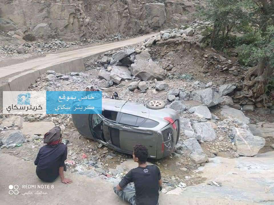بالصورة .. جرحى بإنقلاب سيارة بطريق هيجة العبد بتعز
