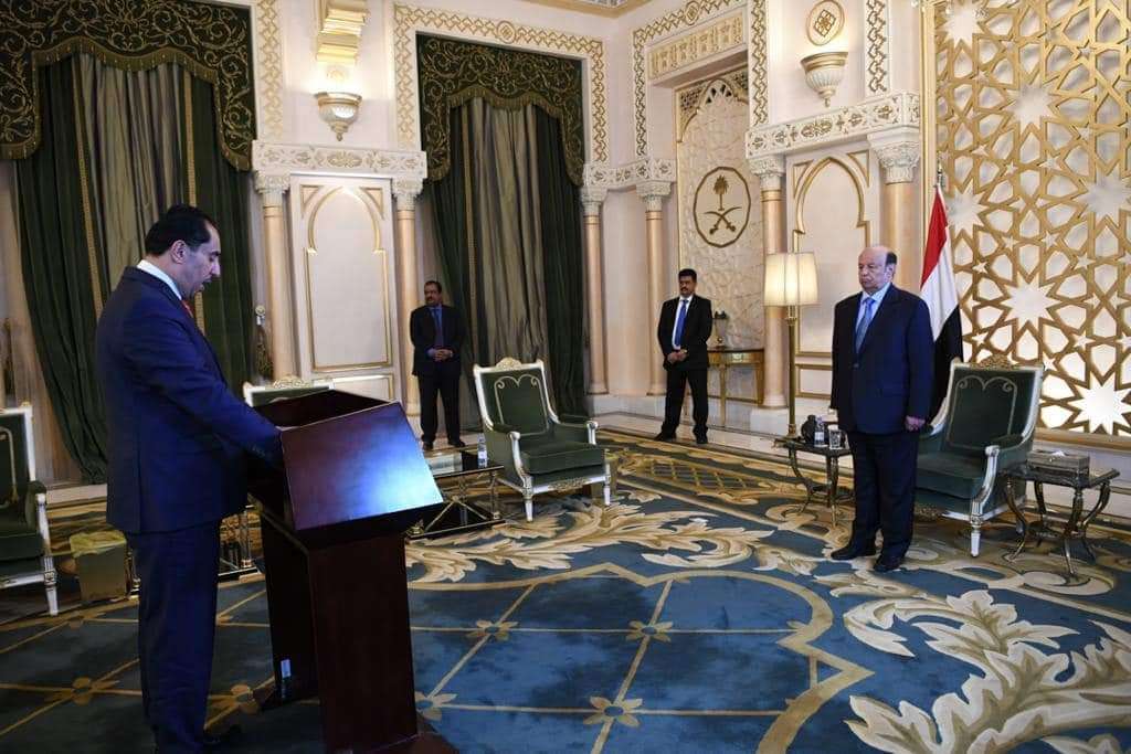 وزير الشباب والرياضة نايف البكري يؤدي اليمين الدستورية امام الرئيس هادي