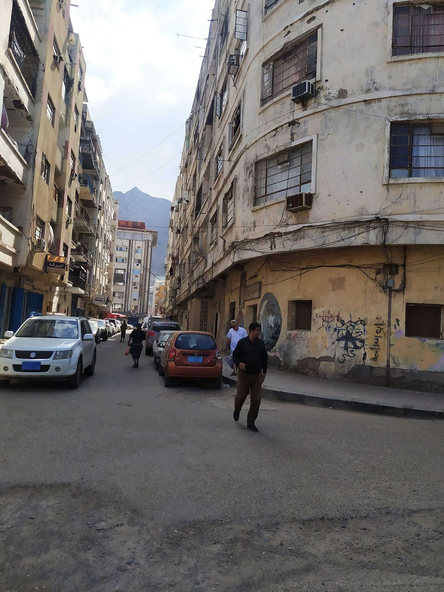 بسبب عمارة .. مواطن كاد أن يفقد حياته بعدن(صور)