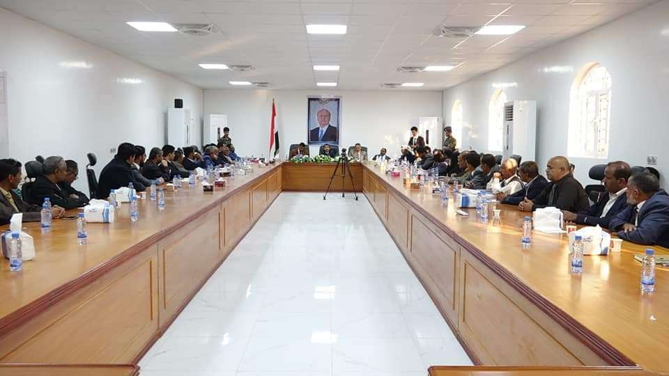 تنفيذي شبوة يطالب الرئاسة والحكومة الجديدة بتشغل منشأة بالحاف واخلائها من الثكنات العسكرية