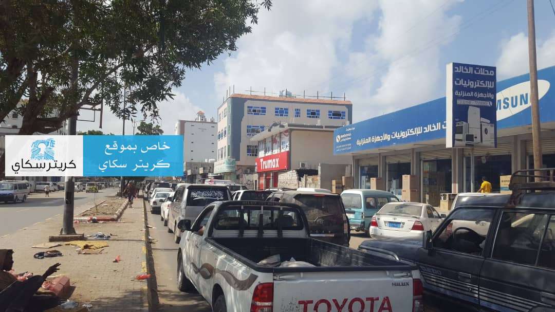 يحدث الآن .. زحمة سير خانقة في جولة عبدالقوي بعدن لهذا السبب!