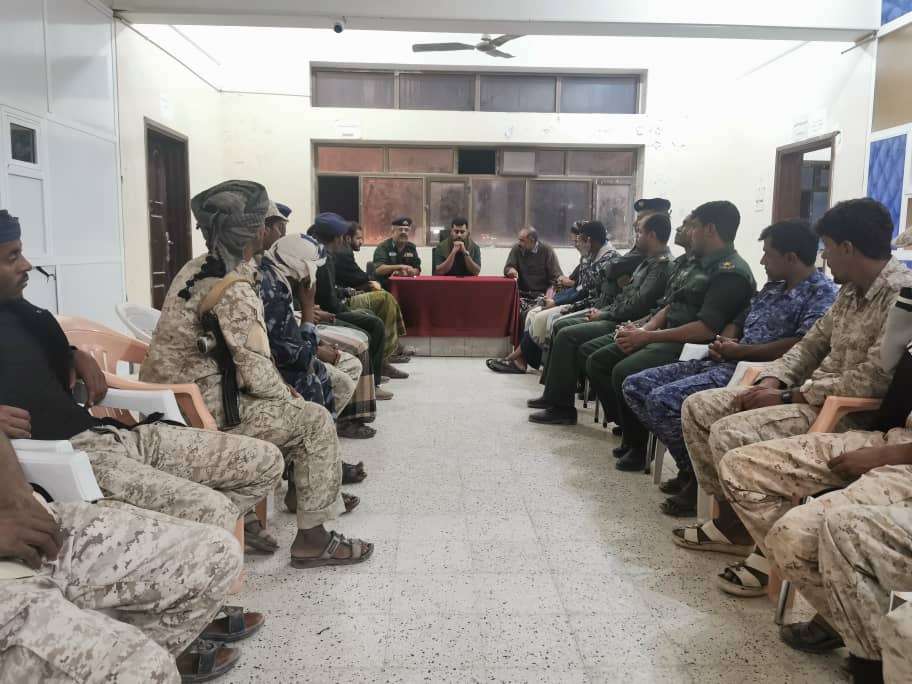نائب مدير أمن المهرة يلتقي بضباط وأفراد إدارة الأمن بمديرية الغيضة ويشدد على الانضباط ورفع اليقظة الأمنية