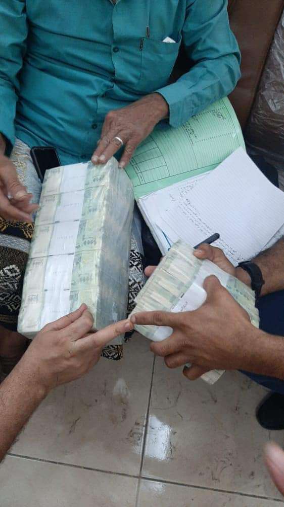 بحسب توجيهات النيابة .. تسليم مرتبات التربية التي تمت سرقتها