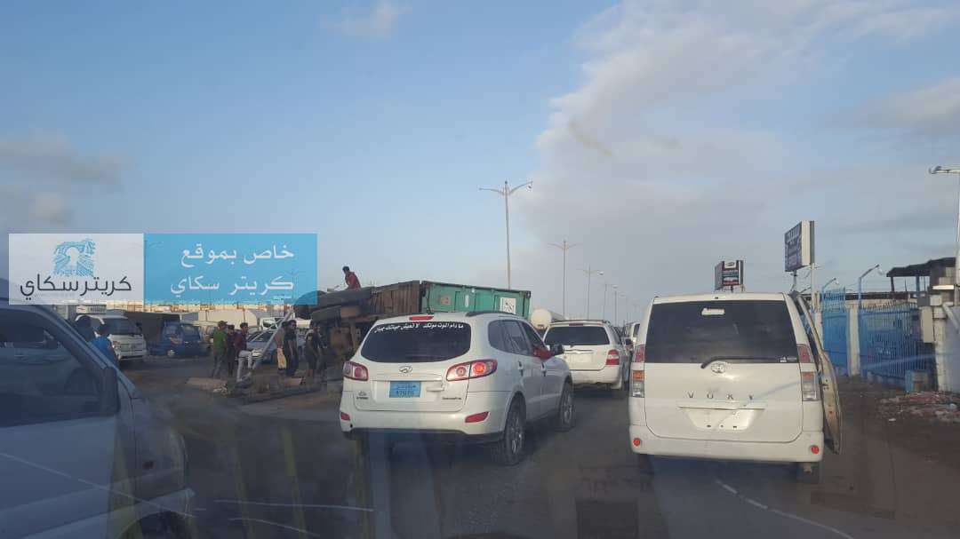 عاجل :إنقلاب شاحنة بعدن