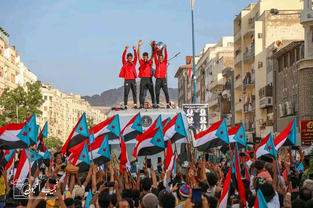 شاهد بالصور.. احتشاد غير مسبوق للمئات بعدن رافعين هذه الاعلام(ليست اعلام اليمن) احتفالا بمنتخب الناشئين