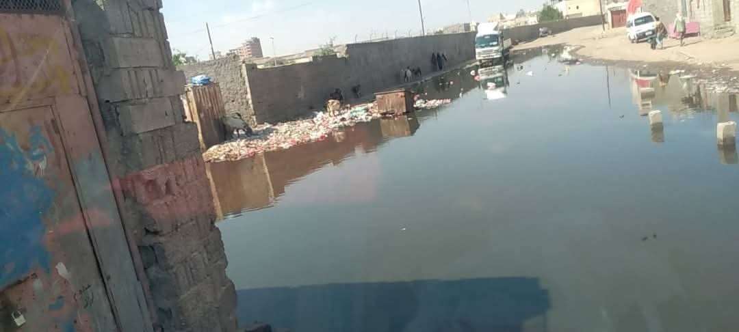 غرق هذه المديرية بعدن بمياه الصرف الصحي